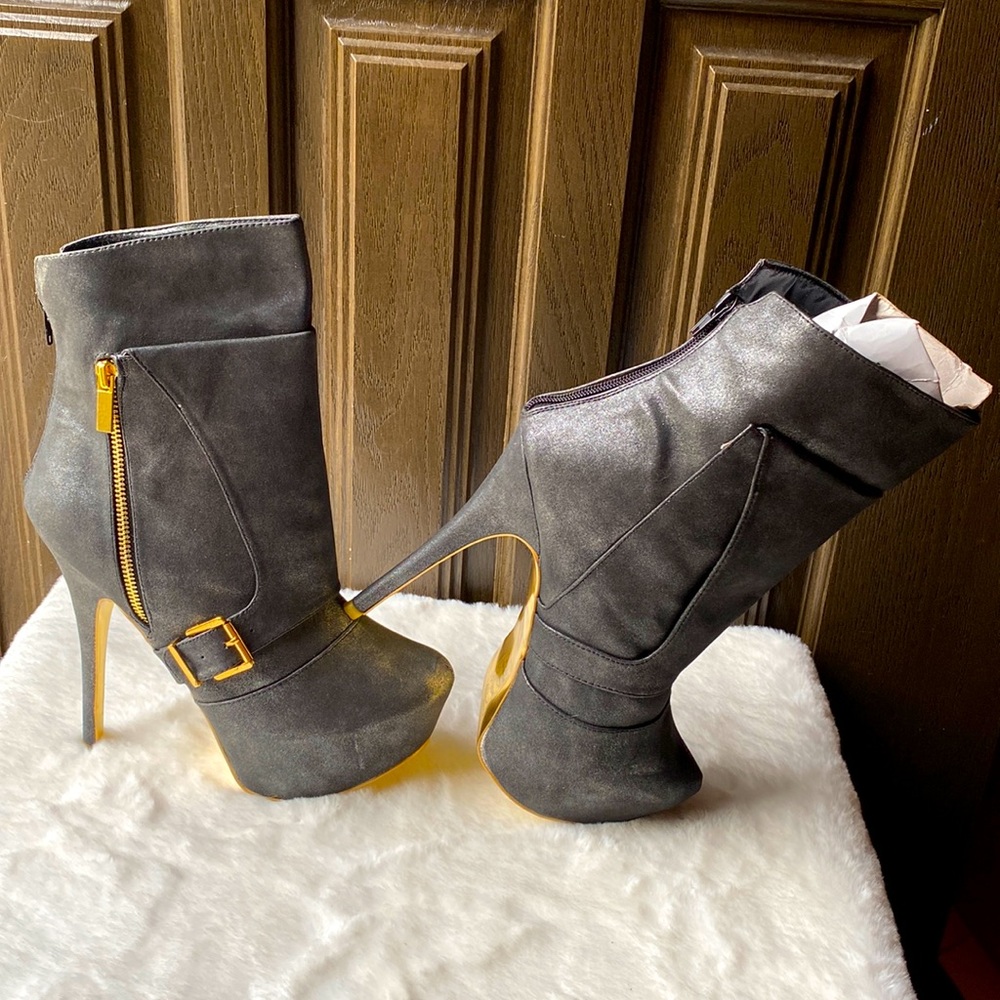 BLACK PLATFORM HEEL WITH GOLD BOTTOMS , SIDE ZIPPER & BUCKLE ( BRAND NEW )